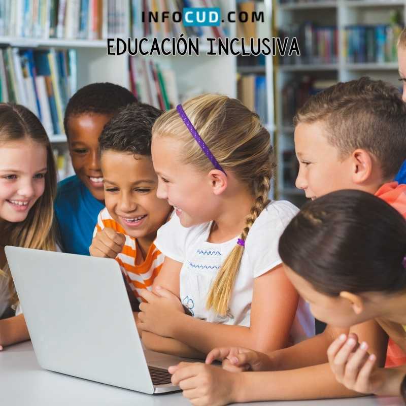 Niños en una biblioteca utilizando una computadora para estudiar