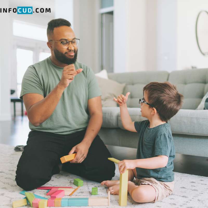 padre e hijo utilizando lenguaje de señas